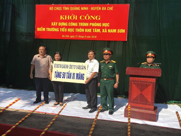 Xi măng Cẩm Phả: Trao tặng 50 tấn xi mắng xây dựng Trường Tiểu học thôn Khe Tâm xã Nam Sơn huyện Ba Chẽ