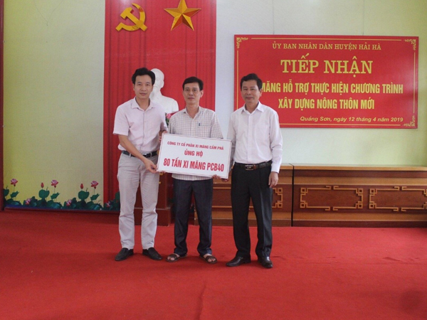 Xi măng Cẩm Phả trao tặng xi măng tại địa bàn khó khăn trong tỉnh