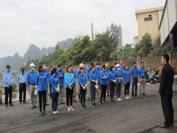 Đoàn thanh niên Công ty CP Xi măng Cẩm Phả ra quân vệ sinh rác thải bờ kè đường ra cảng nhập