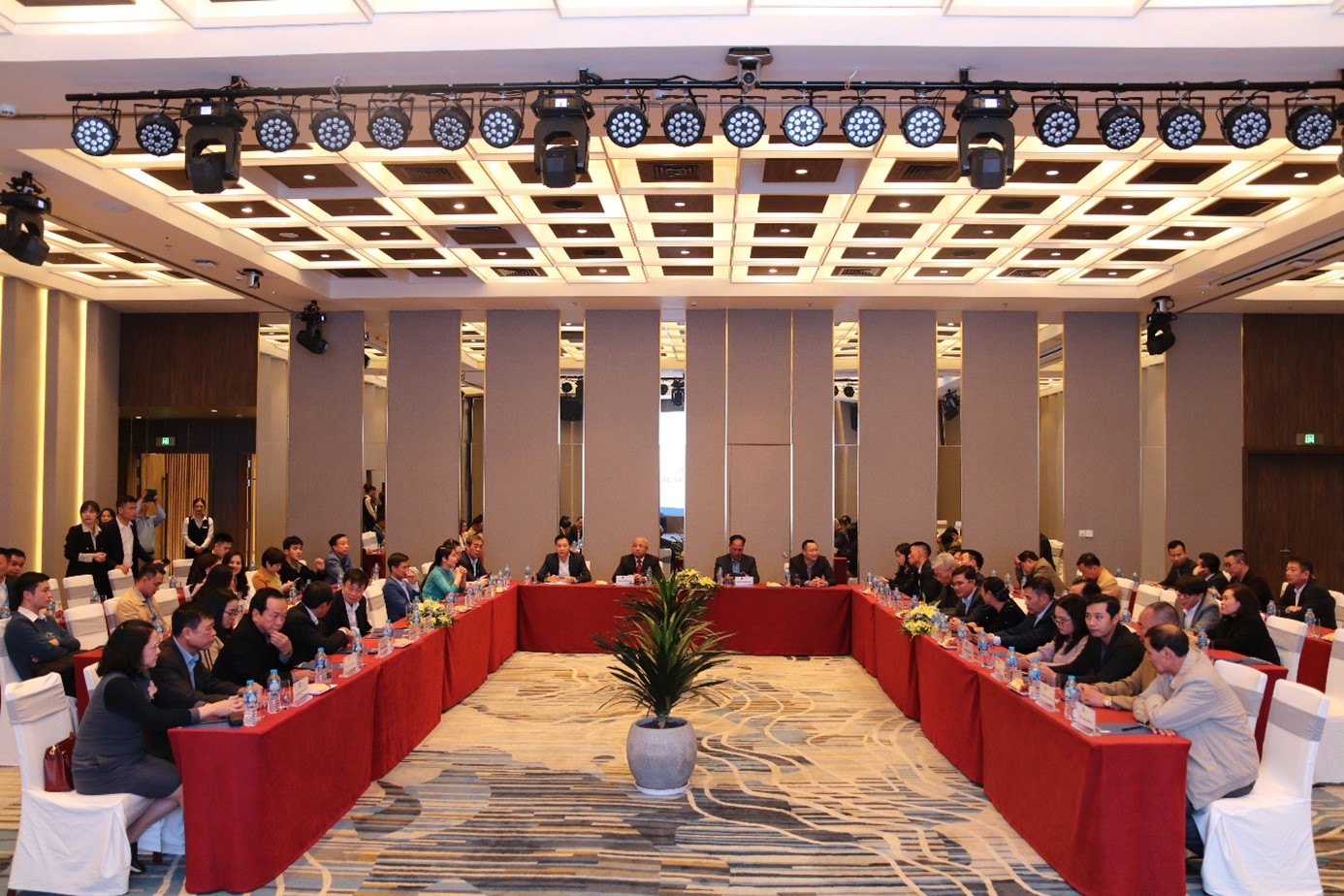 Xi măng Cẩm Phả tổ chức Hội thảo giải pháp bán hàng và ký kết hợp đồng năm 2023